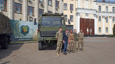 Волонтери передали теробороні Житомирщини дві військові вантажівки Волонтери передали теробороні Житомирщини дві військові вантажівки