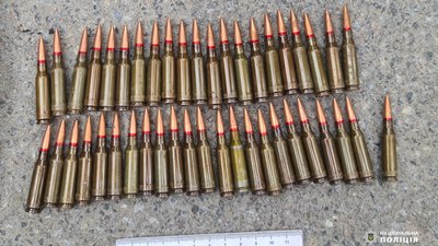 В автомобілі, який зупинили на блок-посту у Вінниці, знайшли зброю та боєприпаси