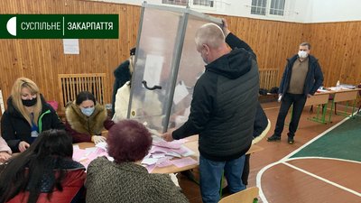 Дільниця в Ужгородській школі №3 закрилася вчасно Дільниця в Ужгородській школі №3 закрилася вчасно