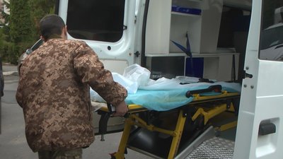Авто обладнане спеціальними ношами. Авто обладнане спеціальними ношами.