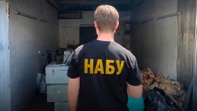 Співробітник НАБУ під час слідчих дій