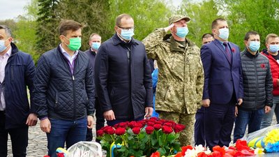 В День пам'яті та примирення у Житомирі поклали квіти до пам'ятних знаків загиблим воїнам В День пам'яті та примирення у Житомирі поклали квіти до пам'ятних знаків загиблим воїнам