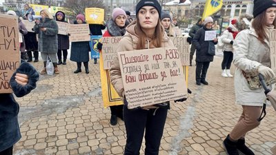 У Хмельницькому зібрались на акцію "Поверніть Героїв з полону" У Хмельницькому зібрались на акцію "Поверніть Героїв з полону"