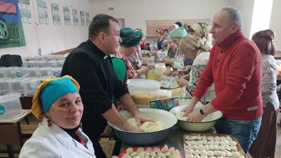 Тернопільські волонтери готують військовим вареники та колядують Тернопільські волонтери готують військовим вареники та колядують