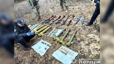 15 гранатометів, 22 гранати, три автомати з набоями: поліцейські виявили схрон зброї в одному з сіл Корюківського району