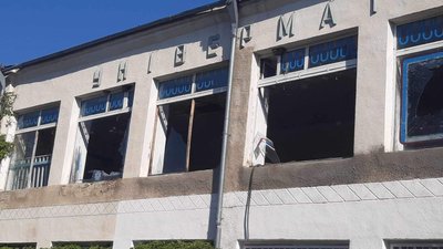 В одному із торговельних центрів Старокостянтинова вибуховою хвилею вибило вікна, 6 серпня 2023. В одному із торговельних центрів Старокостянтинова вибуховою хвилею вибило вікна, 6 серпня 2023.