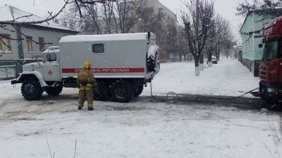 На Херсонщині вантажівка застрягла на льоду