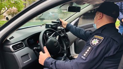 Прийшов вночі до дільниці та розбив вікно. На Прикарпатті затримали хулігана