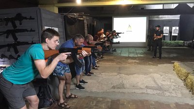 Війна може прийти в будь-яке місто. У Запоріжжі цивільних навчають поводження з вогнепальною зброєю