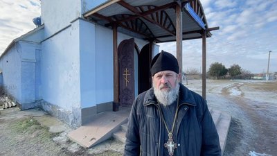 З церковних в окопні. На Миколаївщині священник віддає волонтерам огарки свічок З церковних в окопні. На Миколаївщині священник віддає волонтерам огарки свічок