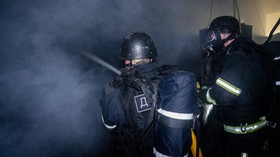 Надзвичайники ліквідовують пожежу спричинену російською атакою