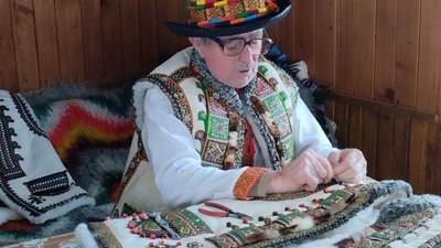 Береже традиції та одягає людей: у Космачі на Івано-Франківщині Юрій Поляк шиє старовинний гуцульський одяг Береже традиції та одягає людей: у Космачі на Івано-Франківщині Юрій Поляк шиє старовинний гуцульський одяг