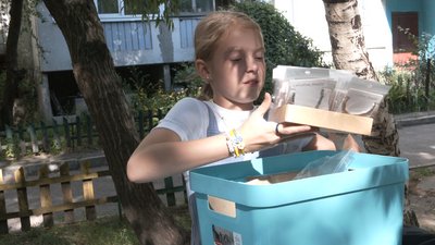 Плетуть прикраси з бісеру та продають співаючи: черкаські дівчатка згуртувалися для допомоги ЗСУ Плетуть прикраси з бісеру та продають співаючи: черкаські дівчатка згуртувалися для допомоги ЗСУ