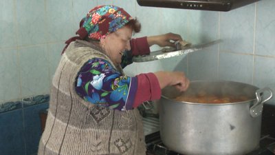Лідія Чайка готує голубці військовим.