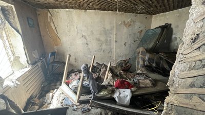 "Стеля руйнується, стіни тріщать. Меблі, холодильник — плавали". Херсонці повертаються до будинків, які були затоплені "Стеля руйнується, стіни тріщать. Меблі, холодильник — плавали". Херсонці повертаються до будинків, які були затоплені