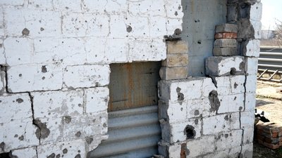 Рятувальник з Миколаєва допомагає відновлювати зруйновані обстрілами будинки у Донецькій області