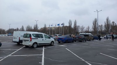 Утворили башту ДАП з автівок. У Дніпрі провели акцію в пам`ять про оборонців Донецького аеропорту Утворили башту ДАП з автівок. У Дніпрі провели акцію в пам`ять про оборонців Донецького аеропорту