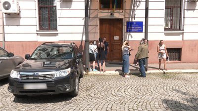 До прикарпатки приставили поліцейських. Охороняють від іноземця-залицяльника