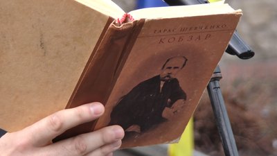 Поезія під вікритим небом: у Франківську читали Шевченка
