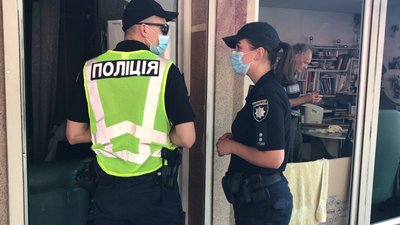 З балончика по перехожих та поліції. У центрі Франківська жінка бореться за своє приміщення З балончика по перехожих та поліції. У центрі Франківська жінка бореться за своє приміщення