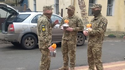 Освячені Епіфанієм паски передали бійцям у Сумській області Освячені Епіфанієм паски передали бійцям у Сумській області