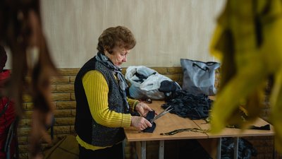 Як в одній із дніпровських шкіл плетуть маскувальні сітки та роблять "Кікімору".(ФОТОРЕПОРТАЖ) Як в одній із дніпровських шкіл плетуть маскувальні сітки та роблять "Кікімору".(ФОТОРЕПОРТАЖ)