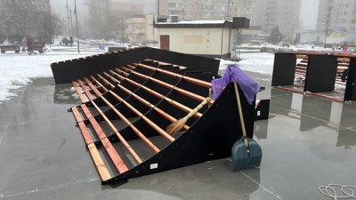 У Полтаві розпочали монтаж ще одного скейтпарку У Полтаві розпочали монтаж ще одного скейтпарку