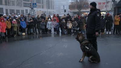 "Fliker save life": вінницькі поліцейські роздавали містянам світлоповертальні стрічки та флікери "Fliker save life": вінницькі поліцейські роздавали містянам світлоповертальні стрічки та флікери