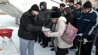 Безкоштовні обіди роздають нужденним у морозну погоду