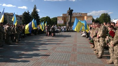 У Рівному попрощалися з бійцем Миколою Савчуком У Рівному попрощалися з бійцем Миколою Савчуком
