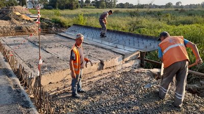 У громаді на Волині ремонтують міст через річку У громаді на Волині ремонтують міст через річку