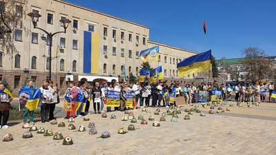 "Чекаємо". У Кропивницькому організували акцію на підтримку зниклих та полонених українських військових "Чекаємо". У Кропивницькому організували акцію на підтримку зниклих та полонених українських військових