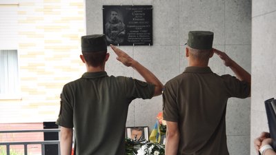 В Одесі відкрили меморіальну дошку на честь загиблого захисника Маріуполя