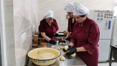 Паски за старовинним рецептом для військових та переселенців готували у громаді на Полтавщині Паски за старовинним рецептом для військових та переселенців готували у громаді на Полтавщині