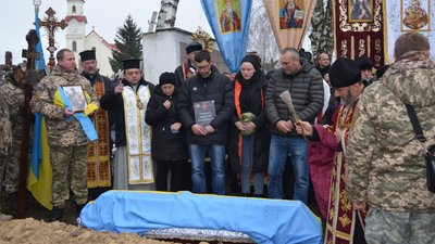 У Білобожниці Чортківського району попрощалися з бійцем Андрієм Павлюком У Білобожниці Чортківського району попрощалися з бійцем Андрієм Павлюком