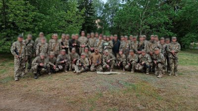 Олег Тимошик із побратимам, близько половини із них загинули. По центру в коричневій формі - командир, який теж поліг у боях за Україну