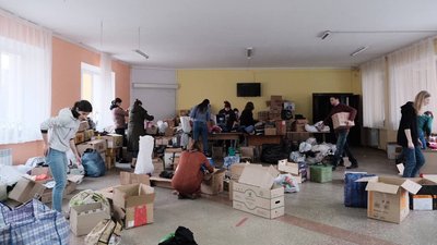Зносять ліжка у спортзал та сортують речі. Волонтери у Чернівцях допомагають людям з інших регіонів