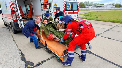 З Донбасу до Одеси прилетів борт із пораненими З Донбасу до Одеси прилетів борт із пораненими