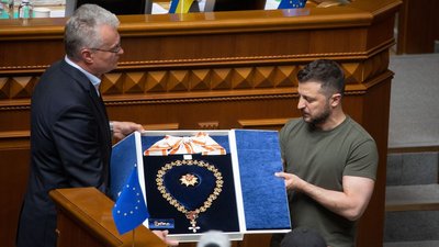 Президент Литви Гітанас Науседа вручає президентові України Володимирові Зеленському Орден Вітовта Великого Президент Литви Гітанас Науседа вручає президентові України Володимирові Зеленському Орден Вітовта Великого