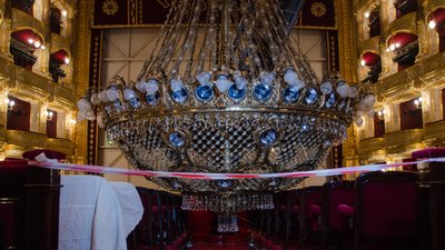 Люстру Одеської опери спускали на три дні: навіщо (ФОТО) Люстру Одеської опери спускали на три дні: навіщо (ФОТО)