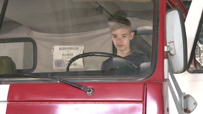 Підлітка з Харкова, який приніс води рятувальникам під час пожежі, покатали на літаку Підлітка з Харкова, який приніс води рятувальникам під час пожежі, покатали на літаку