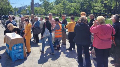 Барбекю під час війни. Канадець годує людей у Миколаєві Барбекю під час війни. Канадець годує людей у Миколаєві
