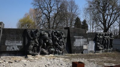У Львові почали демонтовувати барельєфи із Монументу Слави У Львові почали демонтовувати барельєфи із Монументу Слави