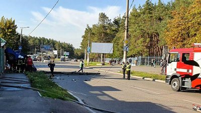 Не впорався з керуванням. У Кропивницькому машина збила стовп і в’їхала в будинок
