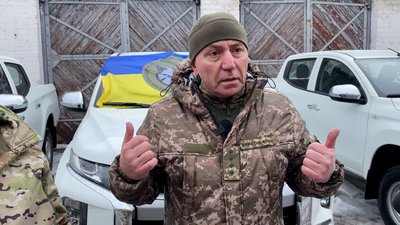 У Прилуках купили 16 пікапів для ЗСУ за гроші з міського бюджету У Прилуках купили 16 пікапів для ЗСУ за гроші з міського бюджету