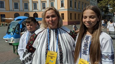В Одесі люди з різних областей та держав вишикувалися у "Вишиванковий ланцюг" В Одесі люди з різних областей та держав вишикувалися у "Вишиванковий ланцюг"