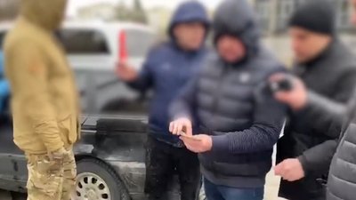 На Львівщині правоохоронці затримали чоловіків, підозрюваних у вимаганні 100 тисяч гривень із підприємця