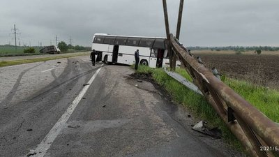 На Дніпропетровщині сталася аварія за участі двох вантажівок та рейсового автобуса