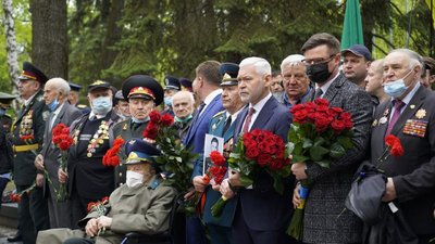 9 травня у Харкові: до Меморіалу Слави несуть квіти 9 травня у Харкові: до Меморіалу Слави несуть квіти
