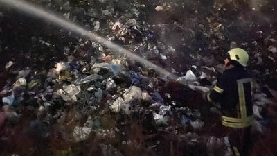 На Харківщині понад добу гасять пожежу на сміттєзвалищі На Харківщині понад добу гасять пожежу на сміттєзвалищі
